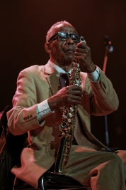 Roscoe-Mitchell-saksofon-podczas-wystepu-The-Art-Ensemble-of-Chicago-na-Jazz-Jamboree-2018-Stodola-2