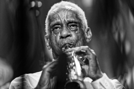 Roscoe-Mitchell-saksofon-podczas-wystepu-The-Art-Ensemble-of-Chicago-na-Jazz-Jamboree-2018-Stodola-2
