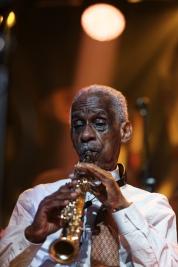 Roscoe-Mitchell-saksofon-podczas-wystepu-The-Art-Ensemble-of-Chicago-na-Jazz-Jamboree-2018-Stodola-2