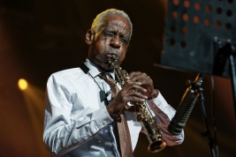 Roscoe-Mitchell-saksofon-podczas-wystepu-The-Art-Ensemble-of-Chicago-na-Jazz-Jamboree-2018-Stodola-2