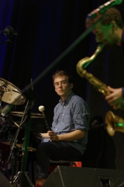 Stanislaw-Aleksandrowicz-perkusja-podczas-wystepu-tria-Kwasny-Deszcz-na-Jazz-Jamboree-2018-Bemowskie