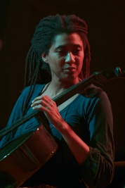 Tomeka-Reid-wiolaczela-podczas-wystepu-The-Art-Ensemble-of-Chicago-na-Jazz-Jamboree-2018-Stodola-201