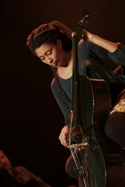 Tomeka-Reid-wiolaczela-podczas-wystepu-The-Art-Ensemble-of-Chicago-na-Jazz-Jamboree-2018-Stodola-201