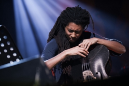 Tomeka-Reid-wiolaczela-podczas-wystepu-The-Art-Ensemble-of-Chicago-na-Jazz-Jamboree-2018-Stodola-201