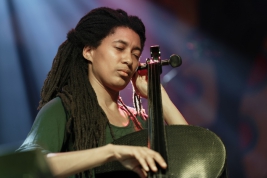 Tomeka-Reid-wiolaczela-podczas-wystepu-The-Art-Ensemble-of-Chicago-na-Jazz-Jamboree-2018-Stodola-201