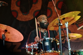 Warren-Trae-Crudup-III-perkusja-podczas-koncertu-James-Brandon-Lewsi-Trio-na-Jazz-Jamboree-2018-Stod