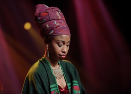 Wokalistka-Jazzmeia-Horn-podczas-koncertu-na-Warsaw-Summer-Jazz-Days-2019-Stodola-20190704-