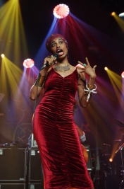 Wokalistka-Jazzmeia-Horn-podczas-koncertu-na-Warsaw-Summer-Jazz-Days-2019-Stodola-20190704-
