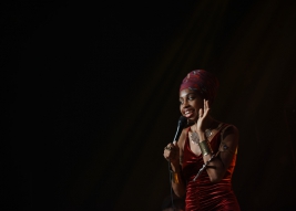 Wokalistka-Jazzmeia-Horn-podczas-koncertu-na-Warsaw-Summer-Jazz-Days-2019-Stodola-20190704-