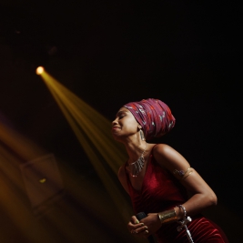 Wokalistka-Jazzmeia-Horn-podczas-koncertu-na-Warsaw-Summer-Jazz-Days-2019-Stodola-20190704-
