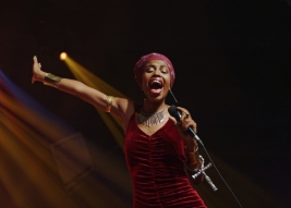 Wokalistka-Jazzmeia-Horn-podczas-koncertu-na-Warsaw-Summer-Jazz-Days-2019-Stodola-20190704