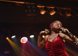 Wokalistka-Jazzmeia-Horn-podczas-koncertu-na-Warsaw-Summer-Jazz-Days-2019-Stodola-20190704-