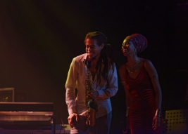 Wokalistka-Jazzmeia-Horn-i-saksofonita-Irwin-Hall-podczas-koncertu-na-Warsaw-Summer-Jazz-Days-2019-S
