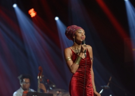 Wokalistka-Jazzmeia-Horn-podczas-koncertu-na-Warsaw-Summer-Jazz-Days-2019-Stodola-20190704