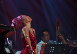 Wokalistka-Jazzmeia-Horn-podczas-koncertu-na-Warsaw-Summer-Jazz-Days-2019-Stodola-20190704-