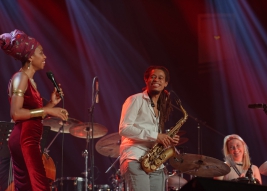 Wokalistka-Jazzmeia-Horn-podczas-koncertu-na-Warsaw-Summer-Jazz-Days-2019-Stodola-20190704