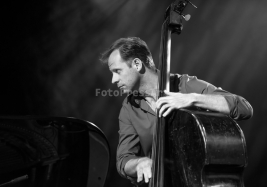 Basista-Jasper-Somsen-podczas-koncertu-Joey-Calderazzo-Trio-na-Warsaw-Summer-Jazz-Days-2015-Soho-Fac