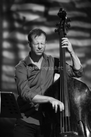 Basista-Jasper-Somsen-podczas-koncertu-Joey-Calderazzo-Trio-na-Warsaw-Summer-Jazz-Days-2015-Soho-Fac