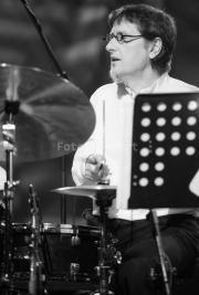 Perkusista-Jacek-Kochan-podczas-koncertu-Joey-Calderazzo-Trio-na-Warsaw-Summer-Jazz-Days-2015-Soho-F