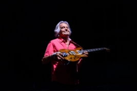 Gitarzysta-John-McLaughlin-na-Warsaw-Summer-Jazz-Days-2016-SohoFactory-Warszawa-20160710