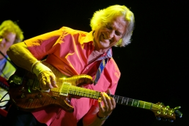 Gitarzysta-John-McLaughlin-z-grupa-the-4th-Dimension-na-Warsaw-Summer-Jazz-Days-2016-SohoFactory-War