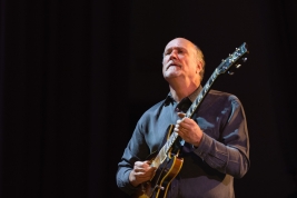 Gitarzysta-John-Scofield-na-koncercie-Ery-Jazzu-w-Sali-Kongresowej-w-Warszawie-20111006