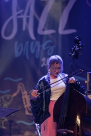 Basistka-Kamila-Drabek-podczas-koncertu-na-Warsaw-Summer-Jazz-Days-2019-Stodola-20190704