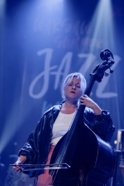 Basistka-Kamila-Drabek-podczas-koncertu-na-Warsaw-Summer-Jazz-Days-2019-Stodola-20190704
