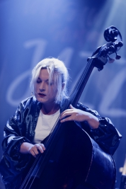 Basistka-Kamila-Drabek-podczas-koncertu-na-Warsaw-Summer-Jazz-Days-2019-Stodola-20190704