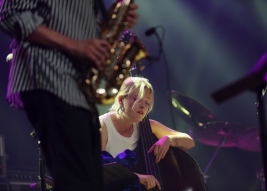 Basistka-Kamila-Drabek-podczas-koncertu-na-Warsaw-Summer-Jazz-Days-2019-Stodola-20190704