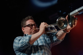 Kasper-Tranberg-trabka-podczas-koncertu-All-Too-Human-na-Warsaw-Summer-Jazz-Days-2019-Stodola-201907
