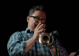 Kasper-Tranberg-trabka-podczas-koncertu-All-Too-Human-na-Warsaw-Summer-Jazz-Days-2019-Stodola-201907