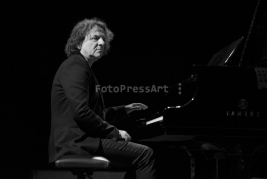 Kompozytor-Krzysztof-Kobylinski-podczas-koncertu-z-Ethnojazz-Orchesta-na-Warsaw-Summer-Jazz-Days-201
