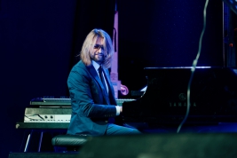 Leszek-Mozdzer-podczas-koncertu-na-Warsaw-Summer-Jazz-Days-2018-Stodola-20180706