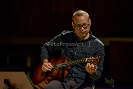 Gitarzysta-Liberty-Ellman-podczas-koncertu-zespolu-Myra-Melford-Snowy-Egret-w-Studio-Koncertowym-Pol