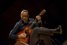 Gitarzysta-Liberty-Ellman-podczas-koncertu-zespolu-Myra-Melford-Snowy-Egret-w-Studio-Koncertowym-Pol