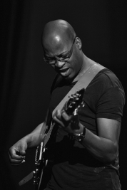 Gitarzysta-Lionel-Loveke-podczas-koncertu-z-Herbie-Hancock-na-Warsaw-Summer-Jazz-Days-2012-Sala-Kong