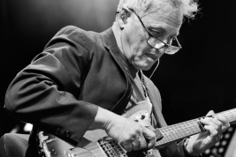 Gitarzysta-Marc-Ribot-podczas-koncertu-z-the-Young-Philadelphians-na-Warsaw-Summer-Jazz-Days-2016-So