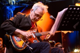 Gitarzysta-Marc-Ribot-podczas-koncertu-z-the-Young-Philadelphians-na-Warsaw-Summer-Jazz-Days-2016-So