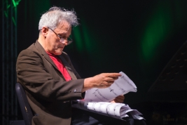 Gitarzysta-Marc-Ribot-przeglada-nuty-po-koncercie-na-Warsaw-Summer-Jazz-Days-2016-SohoFactory-Warsza