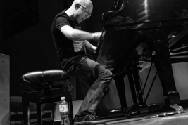 Pianista-Marcin-Wasilewski-podczas-koncertu-na-Warsaw-Summer-Jazz-Days-2011