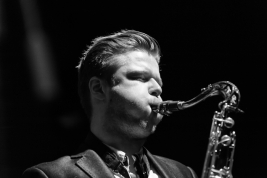 Saksofonista-Marek-Pospieszalski-na-scenie-z-Wojtek-Mozelewski-Quintet-na-Warsaw-Summer-Jazz-Days-20