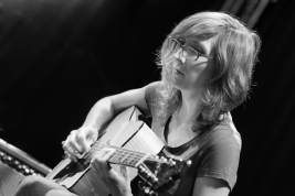 Gitarzystka-Mary-Halvorson-podczas-koncertu-z-Marc-Ribot-i-the-Young-Philadelphians-na-Warsaw-Summer