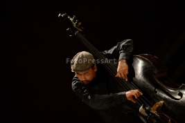Basista-Masa-Kamaguchi-podczas-koncertu-Samuel-Blaser-Quartet-w-Studio-Polskiego-Radia-S1-w-Warszawi