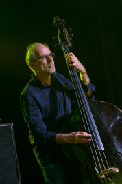 Kontrabasista-Michel-Benita-podczas-koncertu-na-Warsaw-Summer-Jazz-Days-2016-SohoFactory-Warszawa-20