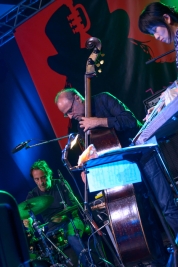 Mleko-Miyazaki-koto-Michel-Benita-kontrabas-Philippe-Garcia-perkusja-podczas-koncertu-na-Warsaw-Summ