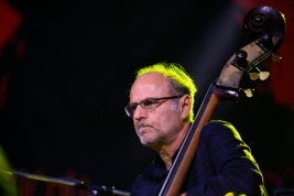 Kontrabasista-Michel-Benita-podczas-koncertu-na-Warsaw-Summer-Jazz-Days-2016-SohoFactory-Warszawa-20