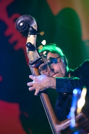 Kontrabasista-Michel-Benita-podczas-koncertu-na-Warsaw-Summer-Jazz-Days-2016-SohoFactory-Warszawa-20