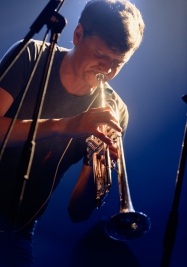 Mike-Maher-trabka-podczas-koncertu-Snarky-Puppy-na-Warsaw-Summer-Jazz-Days-2019-Stodola-20190705