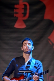 Gitarzysta-Miles-Okazaki-podczas-koncertu-Steve-Coleman-Five-Elements-na-Warsaw-Summer-Jazz-Days-201